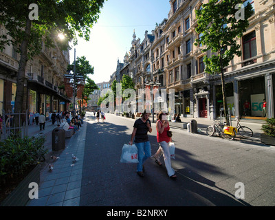 La bella strada dello shopping di Meir nel centro storico della città di Anversa in Belgio Fiandre nel tardo pomeriggio la luce del sole Foto Stock