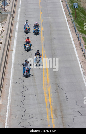 Un gruppo di motociclisti guidare lungo la diga di Kingsley a Lake McConaughy vicino Ogallala Nebraska USA 5 17 2008 Foto Stock