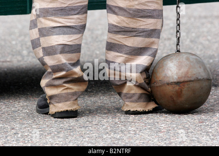 Un detenuto carcere con una sfera e catena Foto Stock