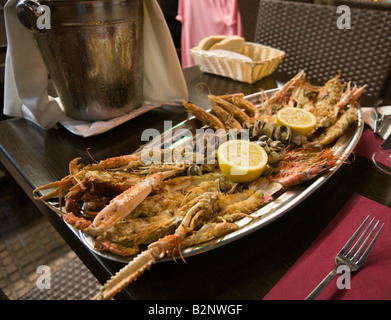 Costa Blanca Spagna Alicante piatto di frutti di mare tipici della marina ristorante La Brújula per due da condividere Foto Stock