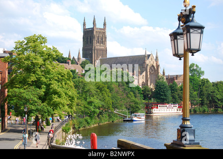 Cattedrale di Worcester sul fiume Severn, Worcester, Worcestershire, England, Regno Unito Foto Stock