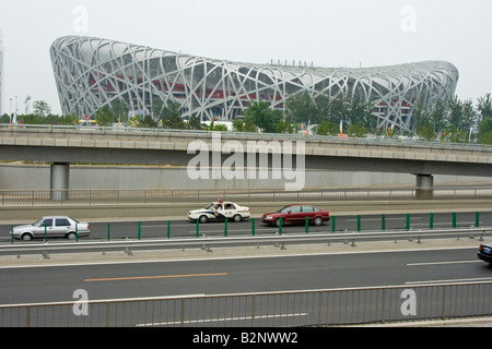 Stadio Nazionale di Pechino o di nidificazione degli uccelli e il cielo grigio a Beijing in Cina Foto Stock