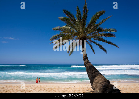 Coppia sulla spiaggia Sunset Beach North Shore Oahu Hawaii Foto Stock