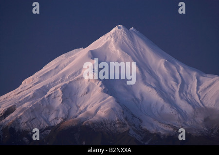 Mt Taranaki Mt Egmont di notte visto da vicino Opunake Taranaki Isola del nord della Nuova Zelanda Foto Stock