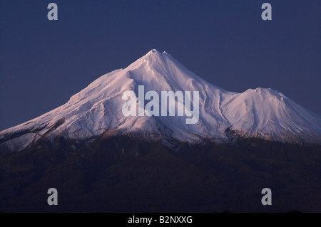 Mt Taranaki Mt Egmont di notte visto da vicino Opunake Taranaki Isola del nord della Nuova Zelanda Foto Stock