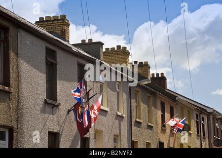 Bandiere unionista volare dalle finestre delle case a schiera in the Waterside distretto di Londonderry, nella contea di Derry, Irlanda del Nord Foto Stock