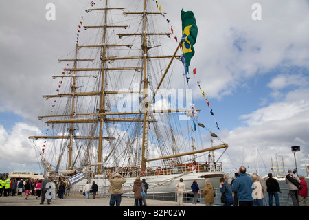 Liverpool Merseyside England Regno Unito Luglio Cisne Branco una piena truccate nave a vela usato dal brasiliano Marina come una nave di formazione concorrente in Tall Ships Race Foto Stock