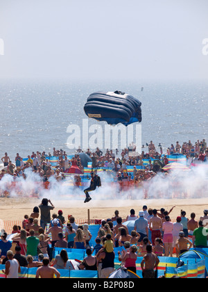 Tigri dell esercito paracadute team display sbarco sulla spiaggia a lowestoft air show Inghilterra SUFFOLK REGNO UNITO Foto Stock