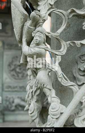 Riccamente intagliato colonna di pietra dettagli sul nuovo ingresso al Tempio Hainan, Muntri Street, Georgetown, Penang, Malaysia Foto Stock