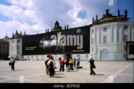 Giugno 29, 2008 - Mercedes annuncio che copre la vecchia libreria a Bebelplatz nella capitale tedesca di Berlino. Foto Stock