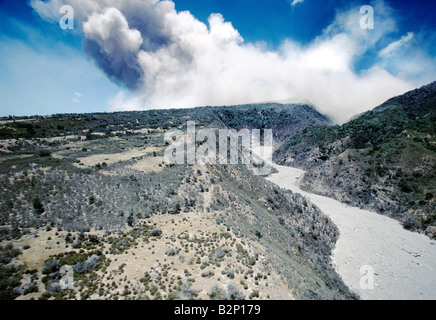 Vulcano montserrat oltre il fiume di lava che scorre verso il basso la faccia del vulcano verso le zone di pericolo sotto la minaccia 1997 Foto Stock
