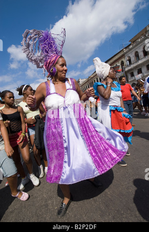 Afrocuban gruppo carnival Los componedores de batea eseguendo nelle strade di La Habana Vieja La Habana Cuba Foto Stock