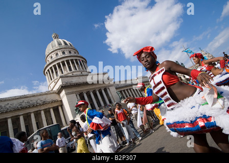 Afrocuban gruppo carnival Los componedores de batea esibirsi di fronte al Capitolio a La Habana Vieja La Habana Cuba Foto Stock