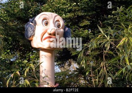 La fiaba figura lungo collo (langnek) è aumentare la sua testa al di sopra del fogliame nel parco a tema di Efteling, Kaatsheuvel, Olanda Foto Stock