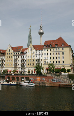 Fernsehturm TV Tower e Nikolaiviertel ricreato un quartiere storico con il fiume Spree Berlino Germania Maggio 2008 Foto Stock