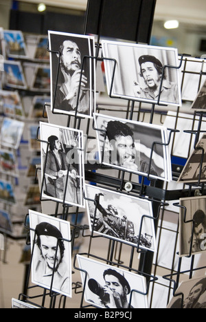 Cartoline turistiche per la vendita del rivoluzionario marxista hero Ernesto Che Guevara Havana Cuba Foto Stock