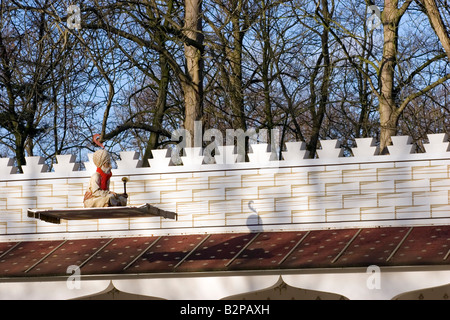 Un fakir è volare il suo tappeto magico nel parco a tema di Efteling, Kaatsheuvel, la Nederlands. Uno dei mondi più antichi parchi a tema Foto Stock