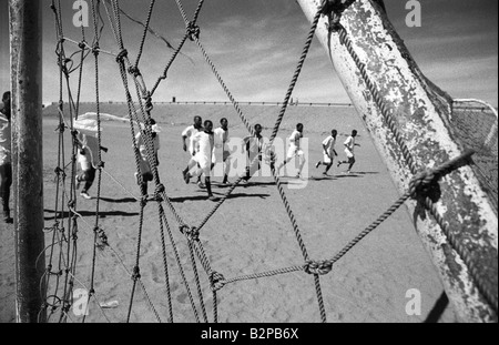 Un sudafricano squadra di calcio in formazione su un polveroso campo da calcio in thabong township Foto Stock
