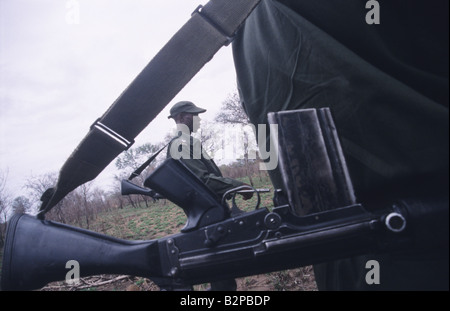 Due Kruger Park Rangers stand alla ricerca di segni di bracconieri come essi patrol attraverso il parco. Un ranger sorge in un interstizio tra Foto Stock