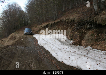 Grecia Macedonia Korifi villaggio una coperta di neve su strada sterrata in montagna che porta al villaggio Foto Stock