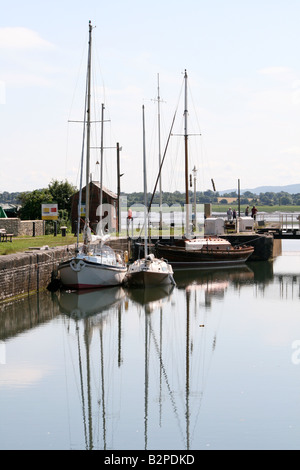 Barche ormeggiate in porto a Lydney Foto Stock