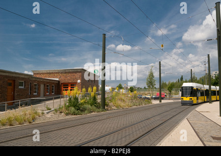 Tram che parte dalla stazione S-Bahn Nordbahnhof nel quartiere Mitte di Berlino, Germania Foto Stock