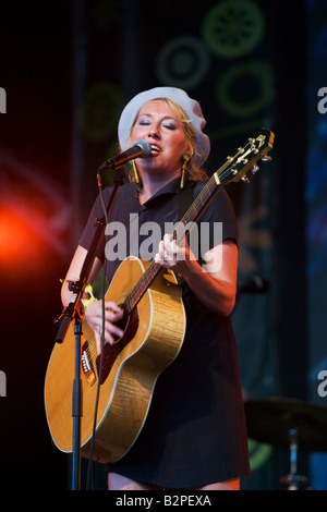 Martha Wainwright performing live sul palco del castello a Big Chill 2008, Eastnor, Herefordshire Foto Stock