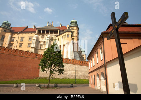 Polonia Regione di Malopolska Cracovia il Castello Reale di Wawel Katyn Cross Foto Stock