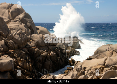 Ondata di schiantarsi contro le rocce sul Capo Testa promontorio del nord Sardegna Foto Stock