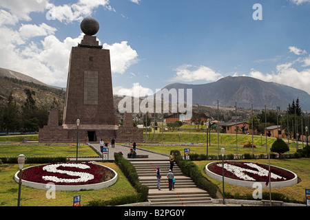 La Mitad del Mundo monumento, o il centro della terra, situato nei pressi di Quito in Ecuador. Foto Stock