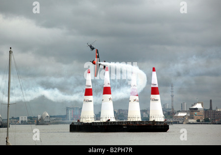 Nicolas Ivanoff negoziando il quadro nel suo Extra 300SR velivolo, durante il 2008 Red Bull Air Race a Londra Foto Stock