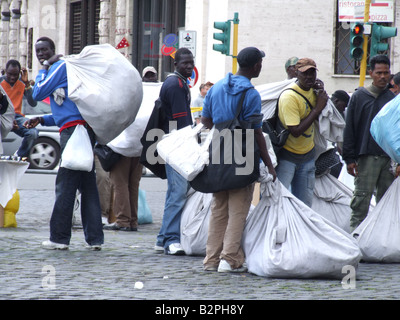 Gli immigrati africani vendono merci sulle strade di Roma Foto Stock