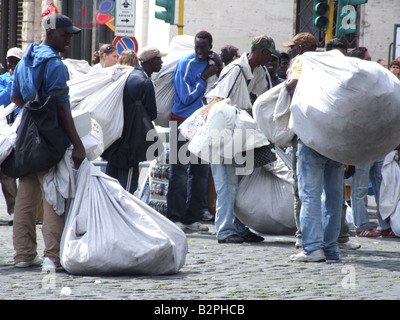 Gli immigrati africani vendono merci sulle strade di Roma Foto Stock