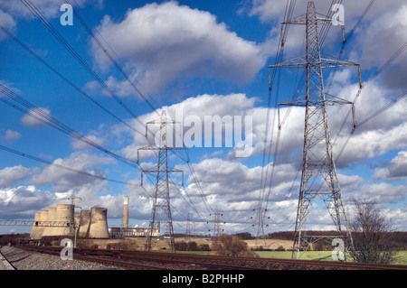 Elettricità tralicci e linee di alimentazione a Ratcliffe su Soar Coal Fired power station REGNO UNITO Foto Stock