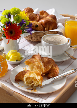 La prima colazione continentale su un vassoio per alimenti editoriale Foto Stock
