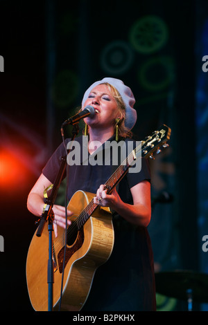 Martha Wainwright performing live sul palco del castello a Big Chill 2008, Eastnor, Herefordshire Foto Stock