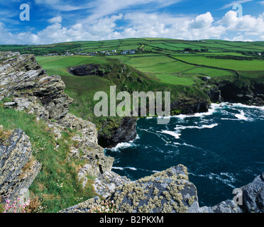 Forrabury e Bosbastle viste dalle scogliere di Willapark sulla costa nord atlantica della Cornovaglia, Boscastle, Inghilterra. Foto Stock