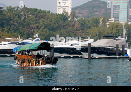 Barca Bum e moderne lance veloci nel porto di Hong Kong Cina Foto Stock