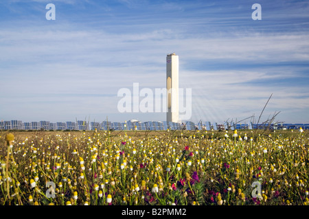 Il primo al mondo termoelettrici commerciali torre solare, vicino a Siviglia in Spagna. Foto Stock