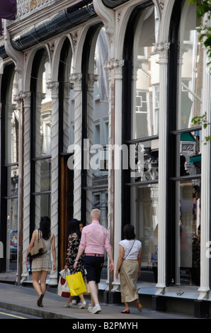 I turisti stranieri passando Asprey gioiellerie nel nuovo Bond Street London Inghilterra England Foto Stock