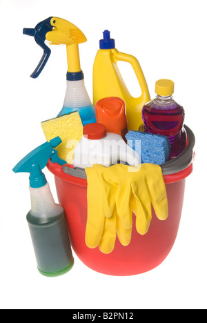 Una benna di materiali per la pulizia tra cui spugne guanti protettivi spray e versare i prodotti chimici isolati su bianco Foto Stock
