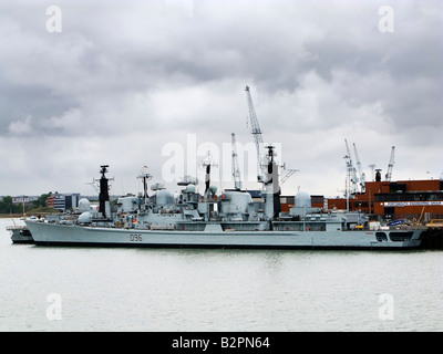 HMS Gloucester ormeggiata nel porto di Portsmouth Inghilterra REGNO UNITO Foto Stock