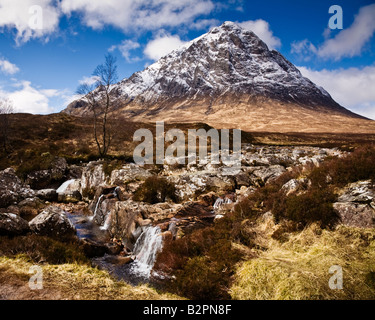 Buachaille Etive Mor e una cascata sul fiume Coupall, Highlands scozzesi, Lochaber, Scozia. Foto Stock