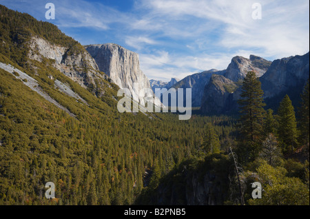 Vista la mattina della valle di Yosemite sotto cieli bello dalla vista di tunnel viewpoint con mezza cupola in distanza Foto Stock