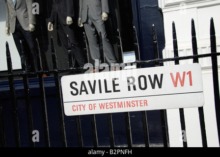 Saville Row strada segno sulle ringhiere al di fuori di un sarto Mayfair London Inghilterra England Foto Stock