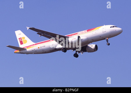 Airbus A320 azionato da Iberia sulla rotta di avvicinamento per l'atterraggio all'Aeroporto di Londra Heathrow Foto Stock