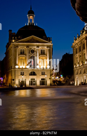 In Europa la Francia Bordeaux Place de la Bourse notte Foto Stock