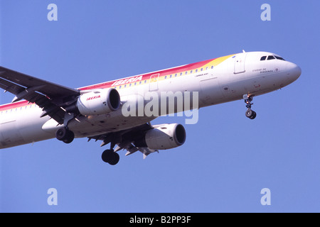 Airbus A320 azionato da Iberia sulla rotta di avvicinamento per l'atterraggio all'Aeroporto di Londra Heathrow Foto Stock