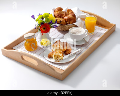 La prima colazione continentale su un vassoio per alimenti editoriale Foto Stock