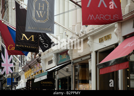 Bandiere sopra negozi di designer in Old Bond Street London Inghilterra England Foto Stock